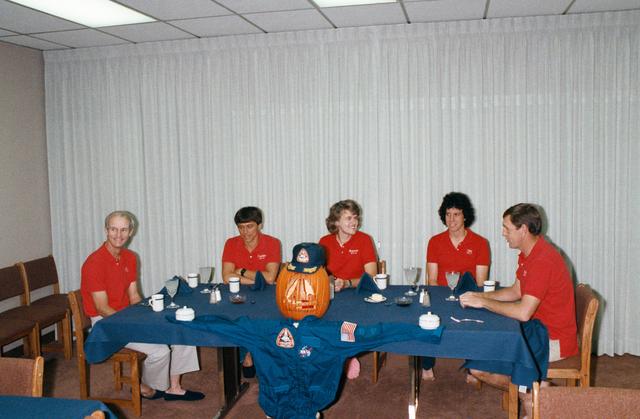 NASA image: STS-34 Atlantis, OV-104, crew eats preflight breakfast at KSC O&C Bldg