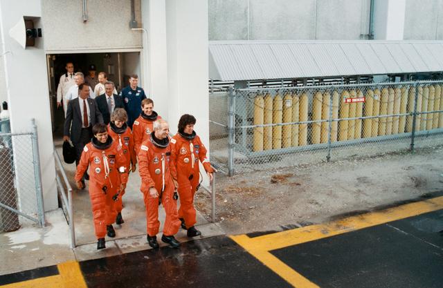 NASA image: STS-34 crewmembers leave KSC O&C Bldg for LC Pad 39B