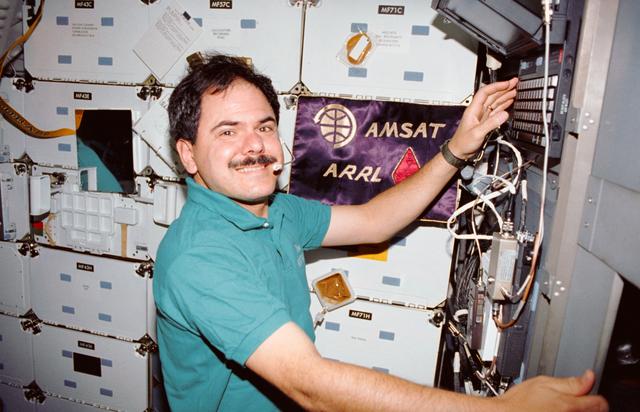 NASA image: STS-35 Payload Specialist Parise sets up SAREX on OV-102's middeck