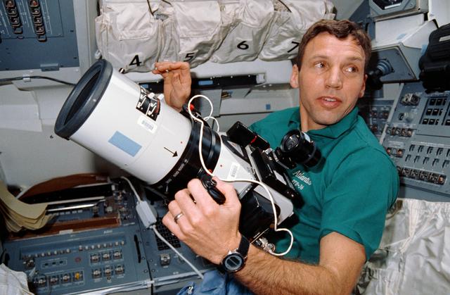 NASA image: STS-36 Mission Specialist Hilmers with AEROLINHOF camera on aft flight deck