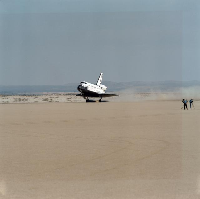NASA image: STS-36 Atlantis, OV-104, lands on Runway 23 dry lake bed at EAFB, California