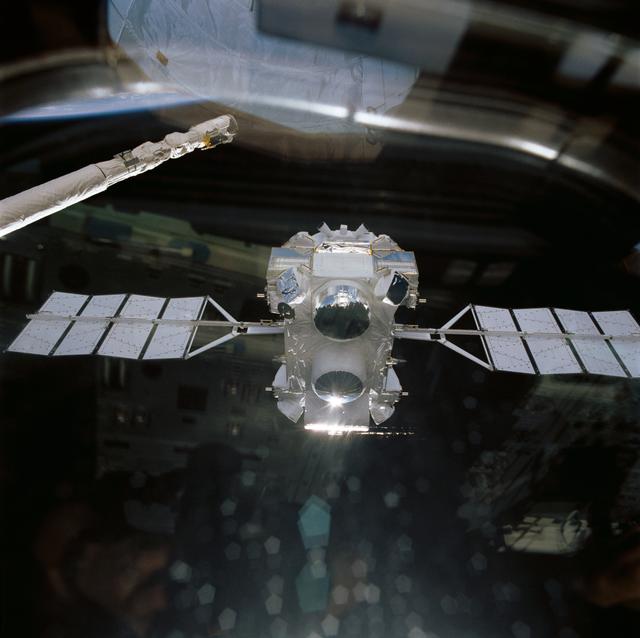 OV-104's RMS releases Gamma Ray Observatory (GRO) during STS-37 deployment