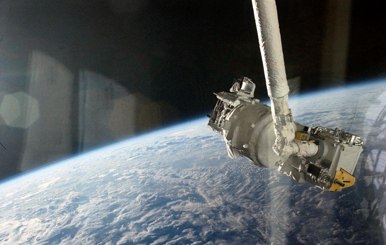 STS039-19-015 (28 April- 6 May 1991) --- This STS-39 35mm scene shows the Strategic Defense Initiative Organization (SDIO) Shuttle Pallet Satellite (SPAS-II) on the end of the remote manipulator system (RMS) end effector.  During the eight-day flight, SPAS collected data in both a free-flying mode and while attached to the RMS.