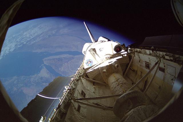 NASA image: STS-42 IML-1 spacelab (SL) module and SL tunnel in OV-103's payload bay (PLB)