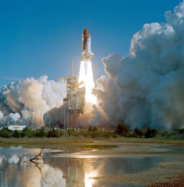 STS-42 Discovery, Orbiter Vehicle (OV) 103, lifts off from KSC LC Pad
