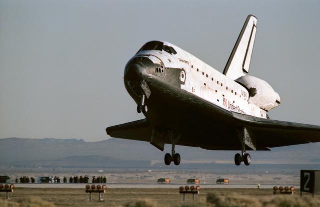 NASA image: STS-42 Discovery, Orbiter Vehicle (OV) 103, lands on runway 22 at EAFB, Calif
