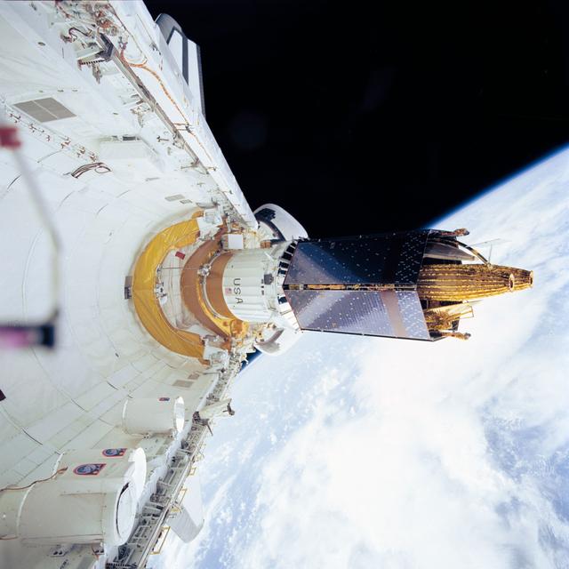 NASA image: STS-43 TDRS-E / IUS in OV-104's PLB ASE aft frame tilt actuator (AFTA) table