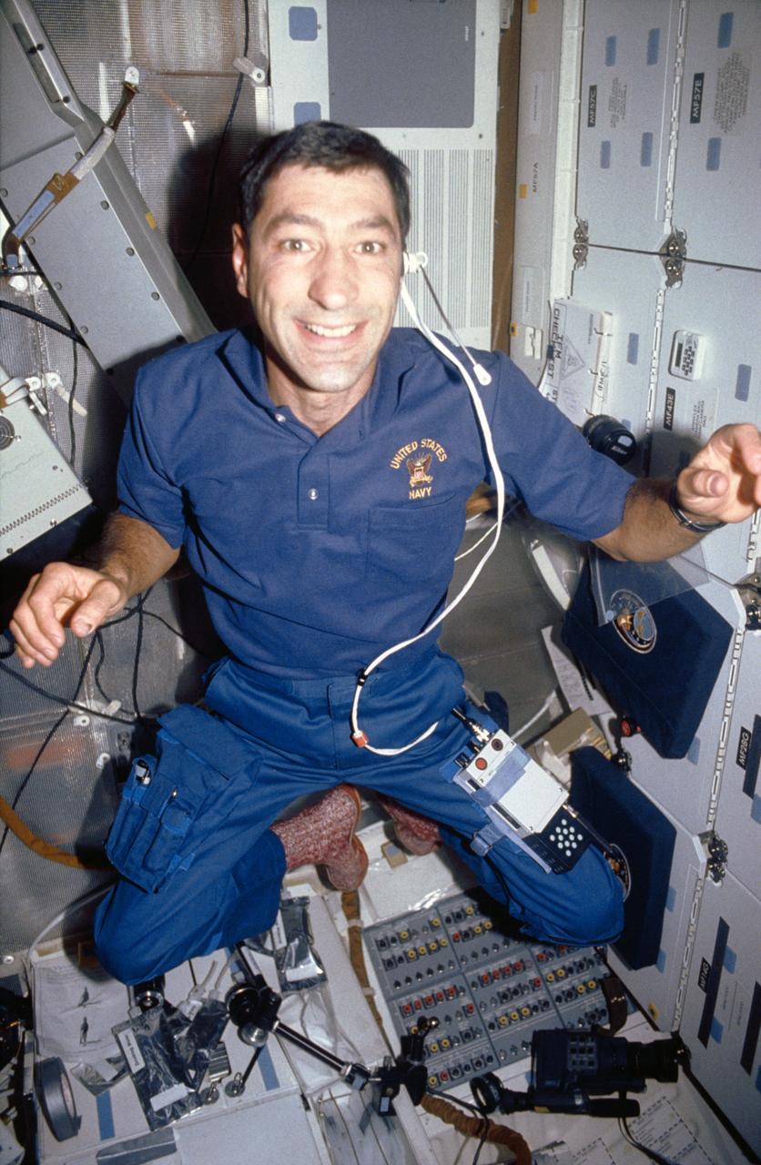 STS044-19-026 (24 Nov-1 Dec 1991) --- Astronaut Mario Runco Jr., STS-44 mission specialist, floats on Atlantis' middeck.