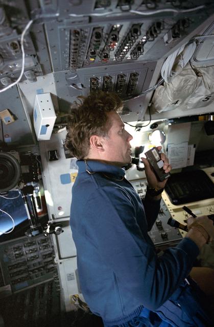 NASA image: STS-45 Payload Specialist Lichtenberg records AEPI data onboard OV-104