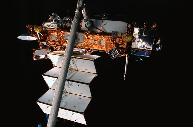 NASA image: STS-48 Upper Atmosphere Research Satellite (UARS) grappled by OV-103's RMS