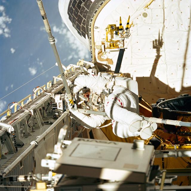 NASA image: STS-49 MS Akers in OV-105's payload bay during ASEM procedures