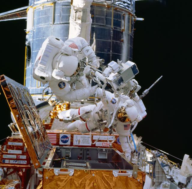 NASA image: STS-49 MS Thornton in OV-105's payload bay during ASEM procedures