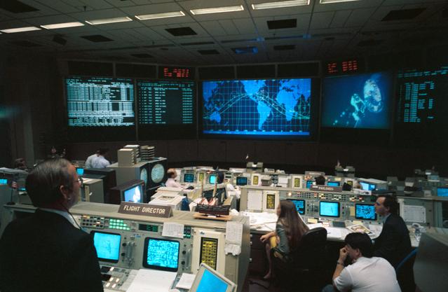 NASA image: STS-49 Flight Director Pennington monitors EVA in JSC's MCC Bldg 30 FCR