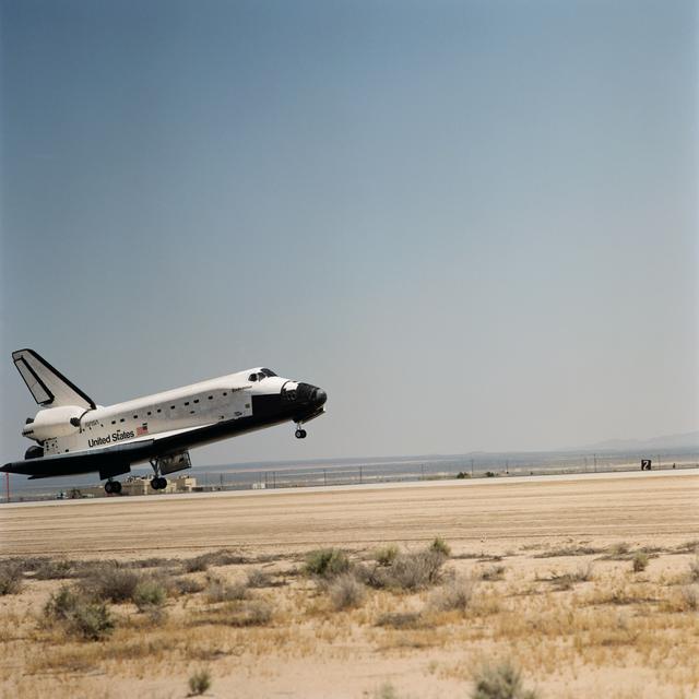 NASA image: STS-49 Endeavour, OV-105, landing on concrete runway 22 at EAFB, California