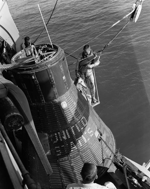 ASTRONAUT GRISSOM, VIRGIL I. - MERCURY SPACECRAFT - EGRESS TRAINING
