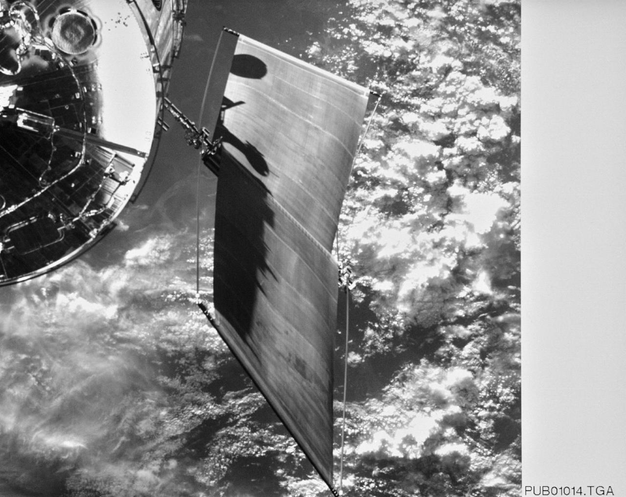 S61-E-009 (4 Dec 1993) --- This view of one of two High Gain Antennae (HGA) on the Hubble Space Telescope (HST) was photographed with an Electronic Still Camera (ESC). The scene was down linked to ground controllers soon after the Space Shuttle Endeavour caught up to the orbiting telescope 320 miles above Earth. Shown here before grapple, the HST was captured on December 4, 1993 in order to service the telescope. Over a period of five days, four of the seven STS-61 crew members will work in alternating pairs outside Endeavour's shirt sleeve environment. Electronic still photography is a relatively new technology which provides the means for a handheld camera to electronically capture and digitize an image with resolution approaching film quality. The electronic still camera has flown as an experiment on several other shuttle missions.