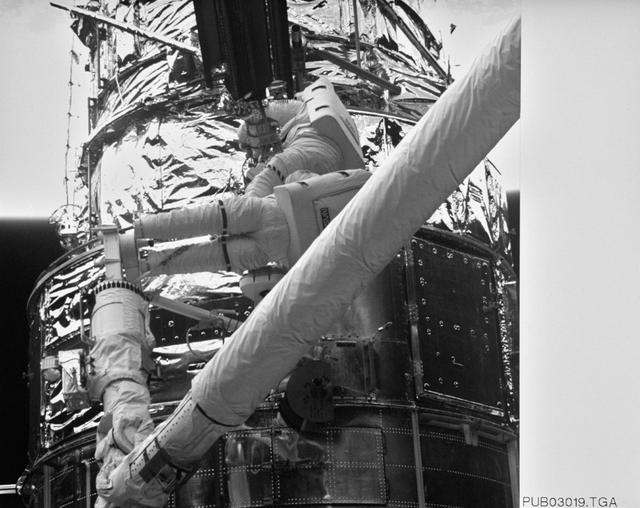 NASA image: Astronauts Thornton & Akers on HST photographed by Electronic Still Camera