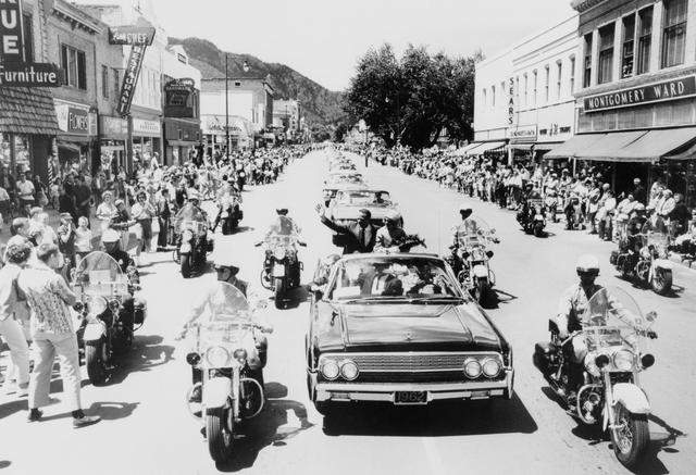 NASA image: ASTRONAUT CARPENTER, M. SCOTT & WIFE - MERCURY-ATLAS (MA)-7 MISSION PILOT - POST-FLIGHT PARADE - CO