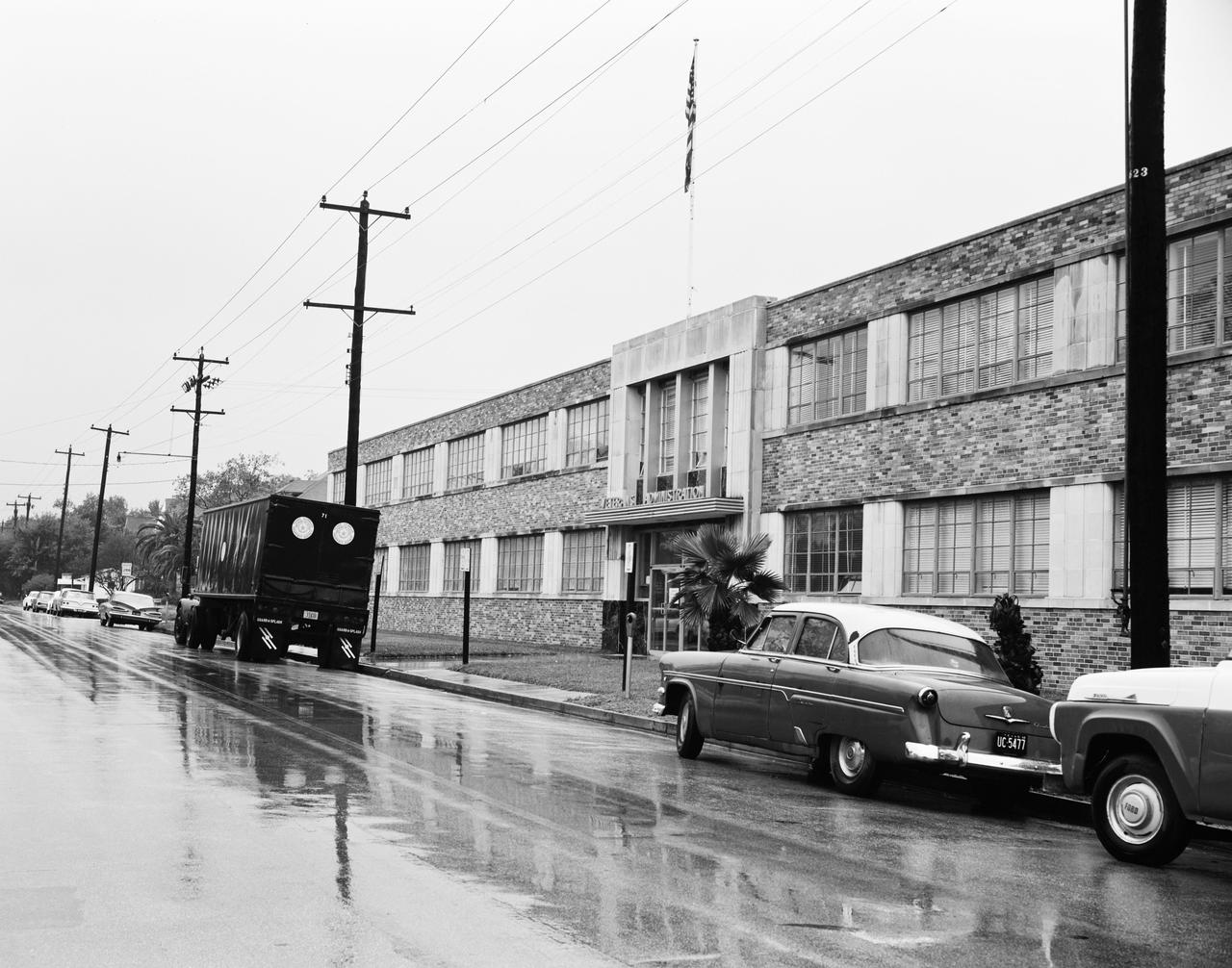 S62-06240 (1962) --- Veteran's Administration Bldg., 2320 LaBranch, Site #14 is one of the leased builidngs and office of the Gemini Spacecraft Project. HOUSTON, TX HOUSTON, TX Photo credit: NASA