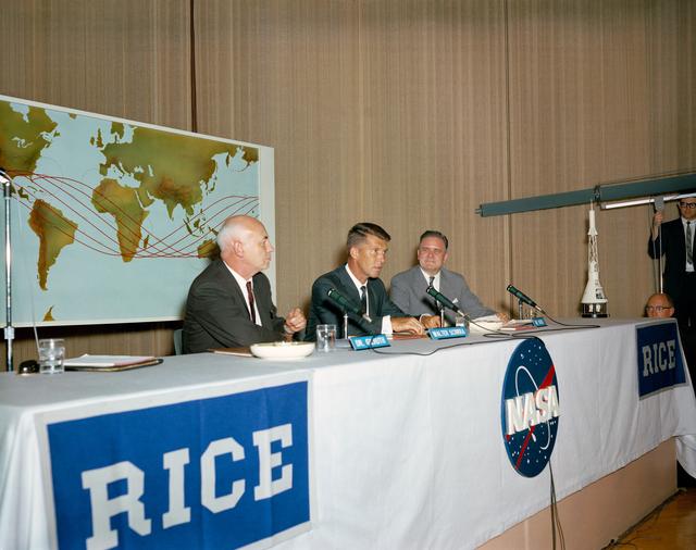 NASA image: ASTRONAUT WALTER M. SCHIRRA, JR. - PRESS CONFERENCE