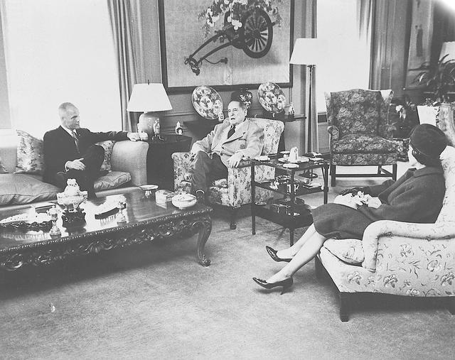 S62-02270 (1962) --- Astronaut John H. Glenn Jr. and wife visit with General Douglas McArthur in the Waldorf Astoria hotel. Photo credit: NASA