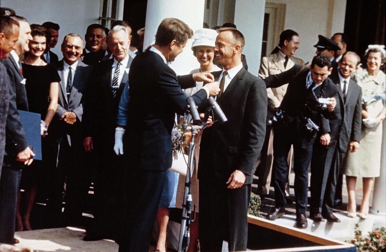 S63-06268 (8 May 1963) --- Astronaut Alan B. Shepard, Jr., receives his NASA's Distinguished Service Medal from President John F. Kennedy, after his Mercury-Redstone 3 (MR-3) flight, in a Rose Garden ceremony on May 8, 1961 at the White House.