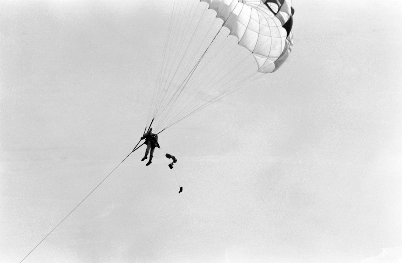 S65-10175 (2 Feb. 1965) --- Astronaut Edward H. White II, Gemini-Titan 4 prime crew pilot, is pictured during water egress para-drop training activity in nearby Galveston Bay.