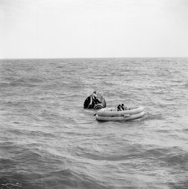 Gemini 3 prime crew egress throught command pilot's hatch during training