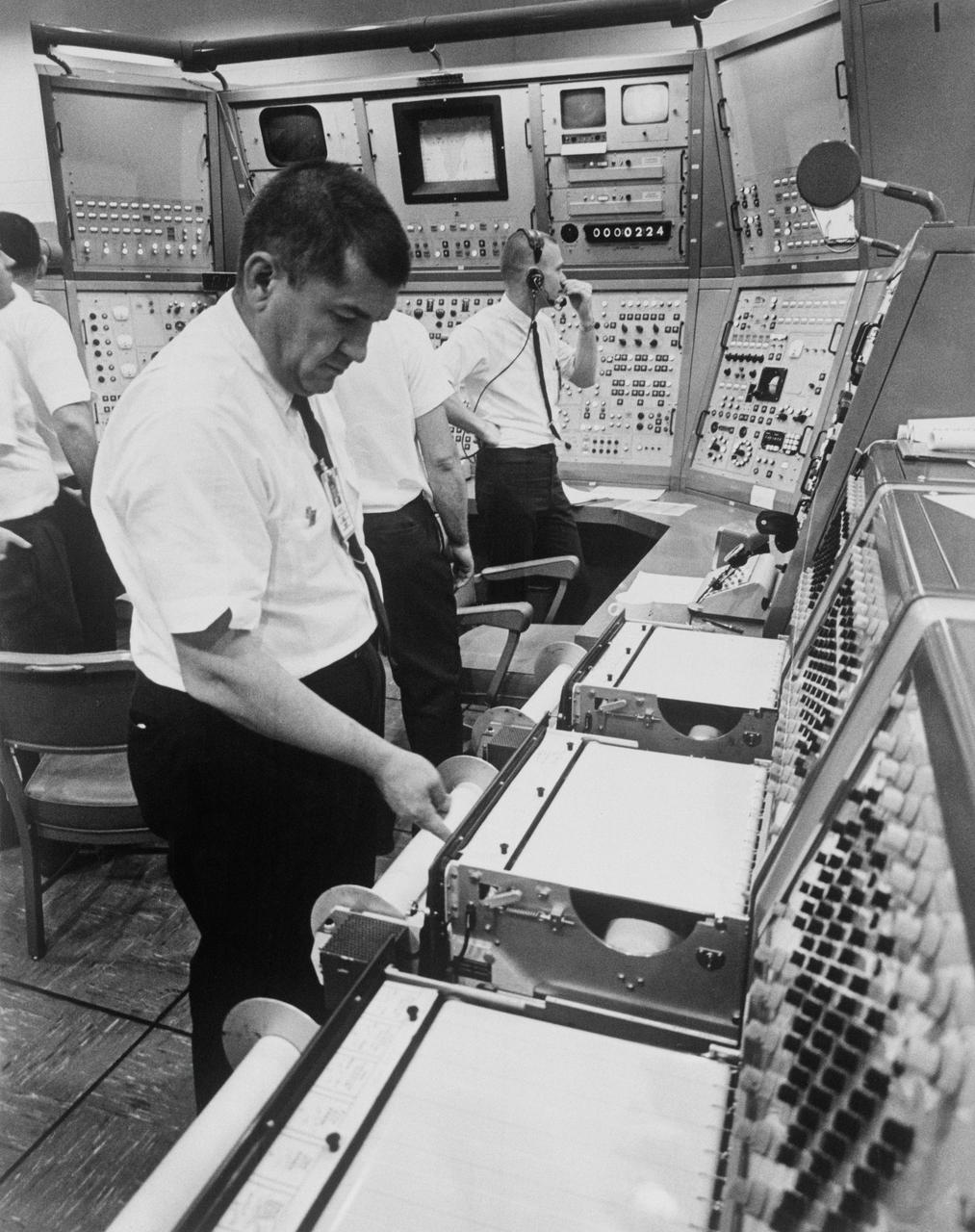 S65-18765 (19 March 1965) --- NASA technicians are shown operating the consoles for the Gemini mission simulator in the Mission Control center during simulations by the Gemini-Titan 3 crew members.