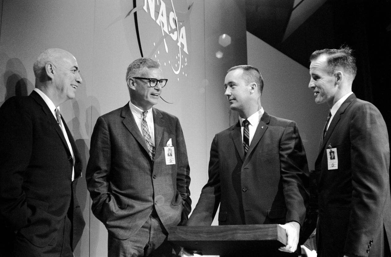 S65-33352 (11 June 1965) --- The Gemini-4 prime crew pose with two NASA officials after a press conference in the MSC auditorium. Left to right, are Dr. Robert R. Gilruth, MSC director; Dr. Robert C. Seamans Jr., associate administrator, National Aeronautics and Space Administration; astronaut James A. McDivitt, command pilot of the Gemini-4 flight; and astronaut Edward H. White II, pilot of the mission. The two astronauts had just returned to Houston following their debriefings at Cape Kennedy. The Gt-4 liftoff was at 10:16 a.m. (EST) on June 3, 1965. Time of splashdown ending the four-day, 62-revolution mission was at 12:12 p.m. on June 7, 1965.