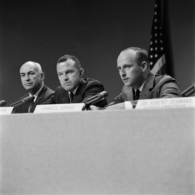 NASA image: PRESS CONFERENCE - PUBLIC AFFAIRS OFFICE (PAO) - GEMINI-TITAN (GT)-5 - POSTFLIGHT - MSC