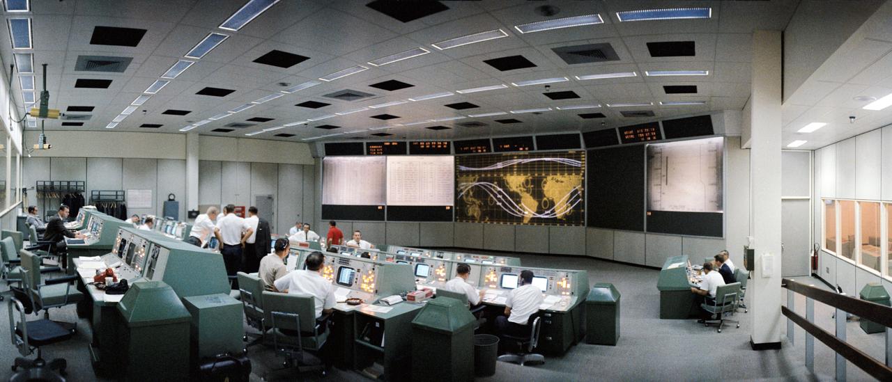 S65-45280 (21-29 Aug. 1965) --- Overall view of the Mission Control Center (MCC), Houston, Texas, during the Gemini-5 flight. Note the screen at the front of the MCC which is used to track the progress of the Gemini spacecraft.