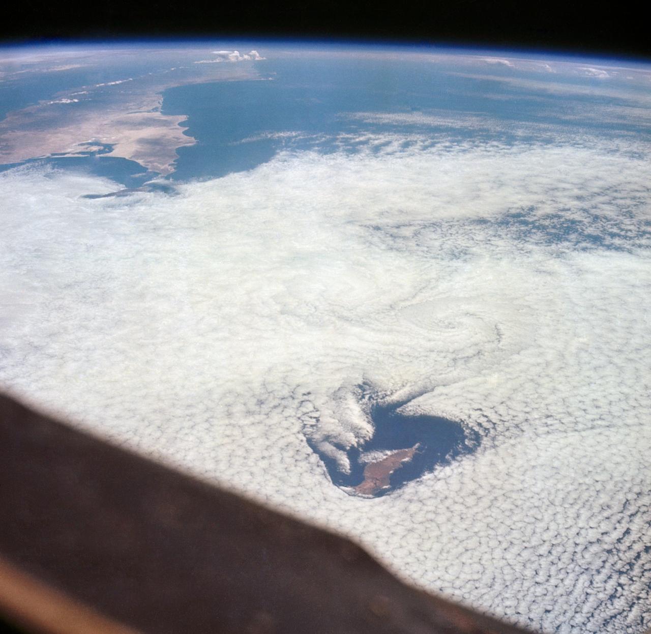 S65-45697 (21-29 Aug. 1965) --- The western coastline of Baja, California and Cedros Island is photographed from the Gemini-5 spacecraft in orbit over Earth.