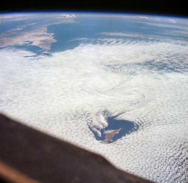 NASA image: GEMINI-TITAN (GT)-5 - EARTH-SKY - (70mm HASSELBLAD)