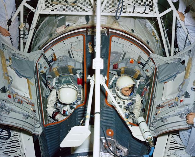 NASA image: ALTITUDE TEST RUN - ASTRONAUT JOHN W. YOUNG - TRAINING - MCDONNELL AIRCRAFT CORP. (MDAC), MO