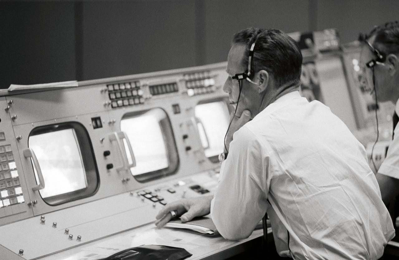 S66-51794 (12 Sept. 1966) --- Astronaut M. Scott Carpenter monitors the Booster Systems Console in the Manned Spacecraft Center (MSC) Mission Control Center during launch of the Gemini-11 spaceflight. Photo credit: NASA