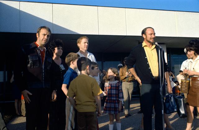 NASA image: Astronaut Edgar Mitchell - Address - Personnel and News Media - MSC