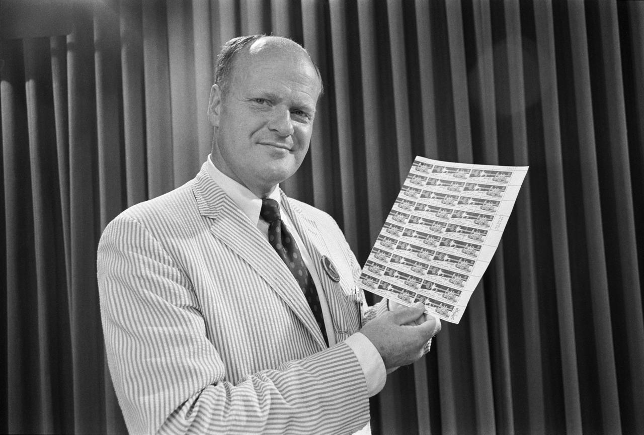 S71-41694 (2 Aug. 1971) --- Artist Robert McCall of Paradise Valley, Arizona, holds a sheet of commemorative postage stamps commemorating the Apollo 15 lunar landing mission. McCall was chose by the U.S. Postal Service to design the eight-cent stamp which heralds: "United States in Space -- A Decade of Achievement." McCall, who has maintained a close tie with the space program for many years, has been commissioned by the National Aeronautics and Space Administration to portray Apollo 15 activities from the Mission Control Center at the Manned Spacecraft Center, Houston, Texas.