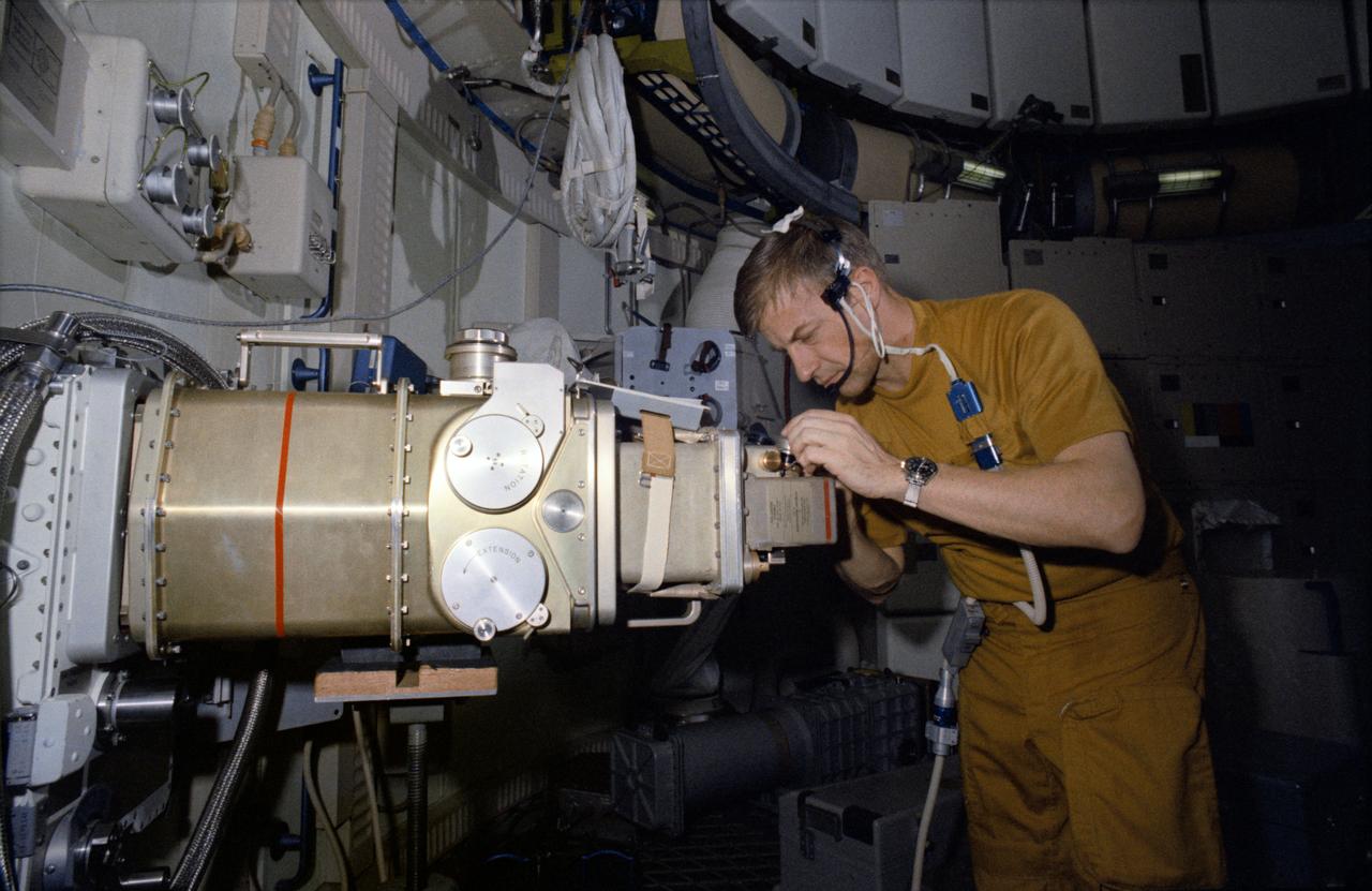 S73-20716 (1 March 1973) --- Astronaut Paul J. Weitz, pilot of the first manned Skylab mission, works with the UV Stellar Astronomy Experiment S019 in the forward compartment of the Skylab Orbital Workshop (OWS) trainer during Skylab training at Johnson Space Center. The equipment consists of a reflecting telescope, a 35mm camera and an additional mirror. It is mounted in an anti-solar scientific airlock in the side of the OWS. Photo credit: NASA