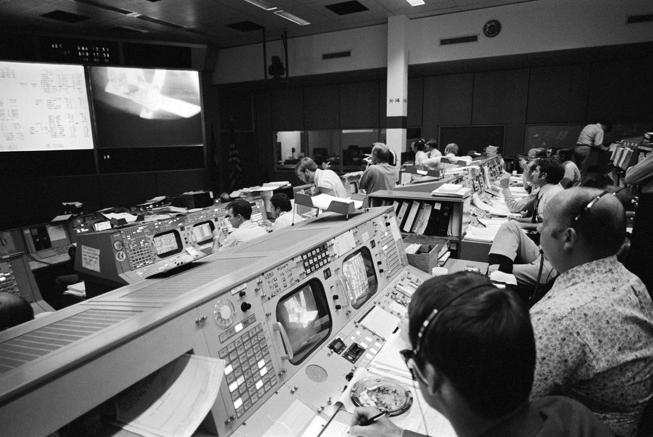 S73-31570 (July 1973) --- Overall view of the Mission Operations Control Room (MOCR) in the Mission Control Center (MCC), building 30, at Johnson Space Center during the Skylab 3 flyaround inspection of the Skylab Earth-orbiting cluster. Photo credit: NASA