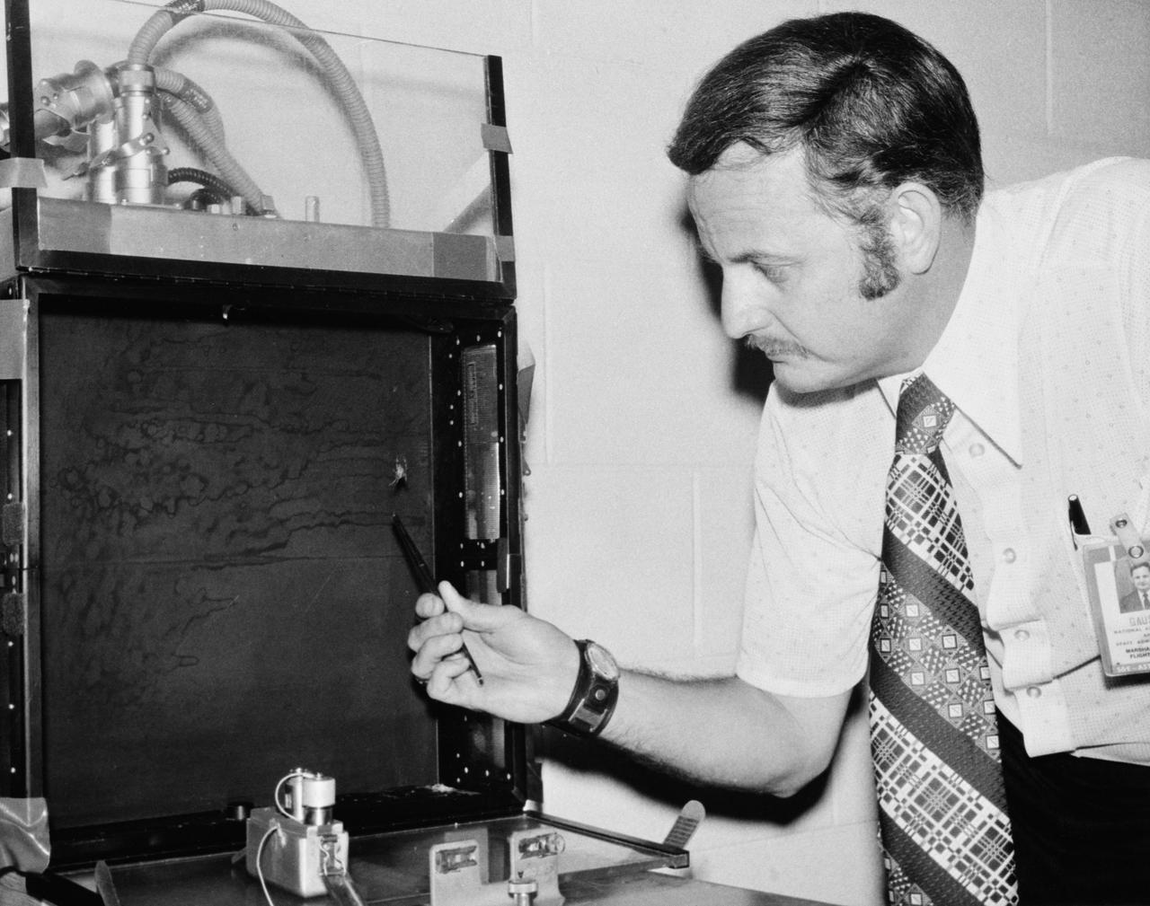 S73-32499 (July 1973) --- Dr. Ray Gause of the NASA Marshall Space Flight Center (MSFC) places dinner, in the form of a housefly, in the web of Arabella - the prime spider for the ED-52 Web Formation Experiment. Arabella can be delineated near the end of the black pen in Dr. Gause's hand. The experiment is one of 25 student experiments accepted for the Skylab program and will be performed during the Skylab 3 mission. Judy Miles, a 17-year-old high school student from Lexington, Massachusetts, is the student experimenter and Dr. Gause is the NASA student advisor. Photo credit: NASA