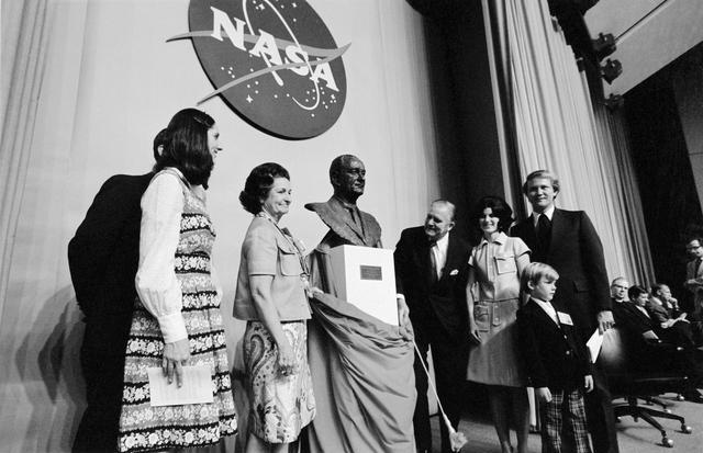 NASA image: VISITORS - DEDICATION CEREMONIES - JSC