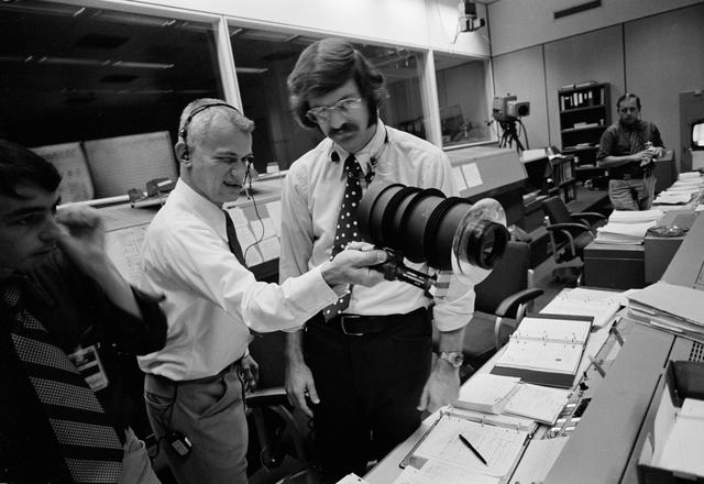 NASA image: Astronaut Bruce McCandless shows mockup of occulting disc for Skylab exp.