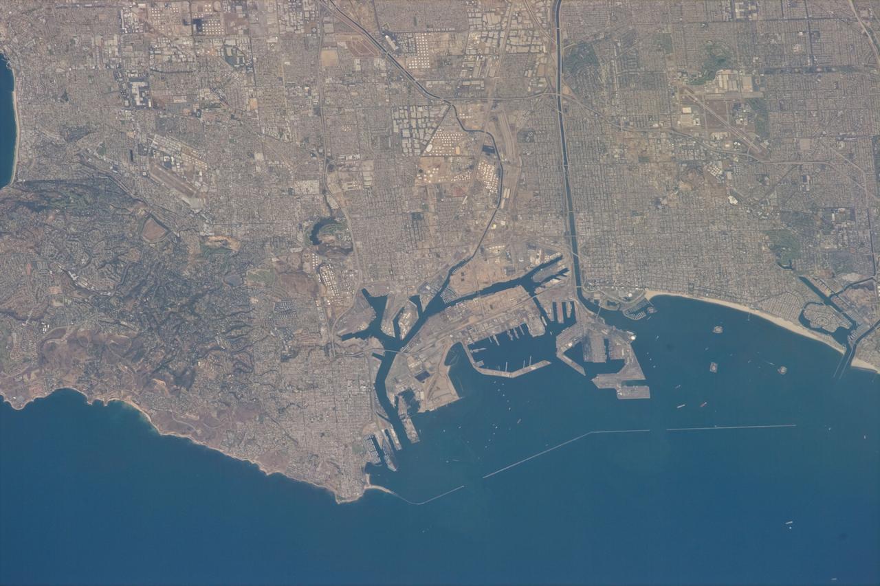 STS073-E-5081 (30 Oct. 1995) --- The port of the Queen Mary ocean liner is near bottom right center in this Electronic Still Camera (ESC) view. The scene covers from Redondo Beach on the left to Seal Beach on the right; from San Pedro at bottom to the Torrance-Gardena area at top.