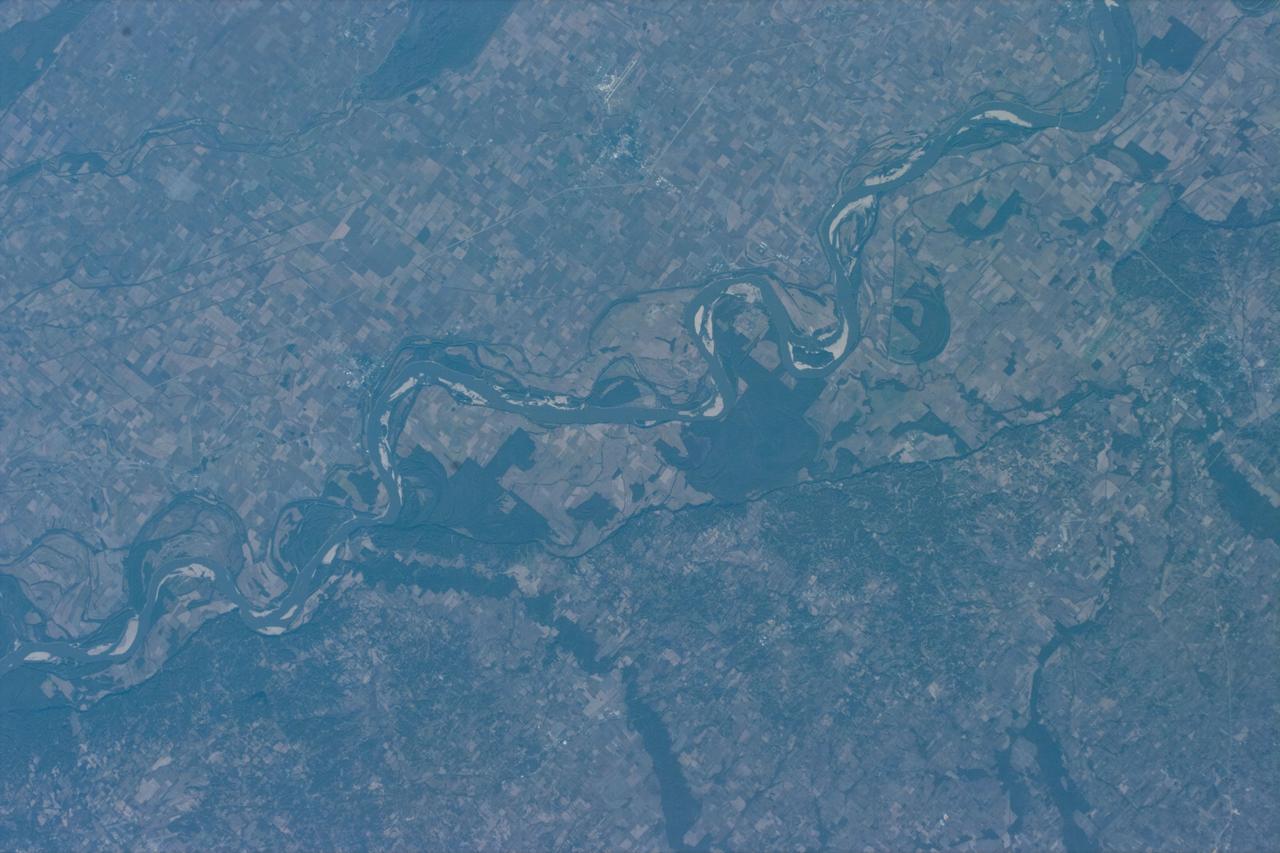 STS073-E-5091 (30 Oct. 1995) --- The Mississippi River meanders through its floodplain between the northeastern corner of Arkansas and the northwestern corner of Tennessee. Blytheville, Arkansas and the former Eaker Air Force Base can be seen near the top of the image. The frame was exposed with the Electronic Still Camera (ESC).