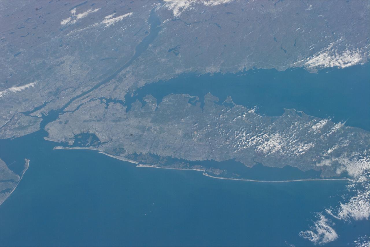STS073-E-5098 (30 Oct. 1995) --- Long Island, New York stretches across the scene. The New York City metropolitan complex is at the left; Central Park can be seen as a dark rectangle between the Hudson and East Rivers. Sandy beaches of the Long Island barrier islands mark the boundary between Atlantic Ocean and quiet lagoons and marshes. The frame was exposed with the Electronic Still Camera (ESC).