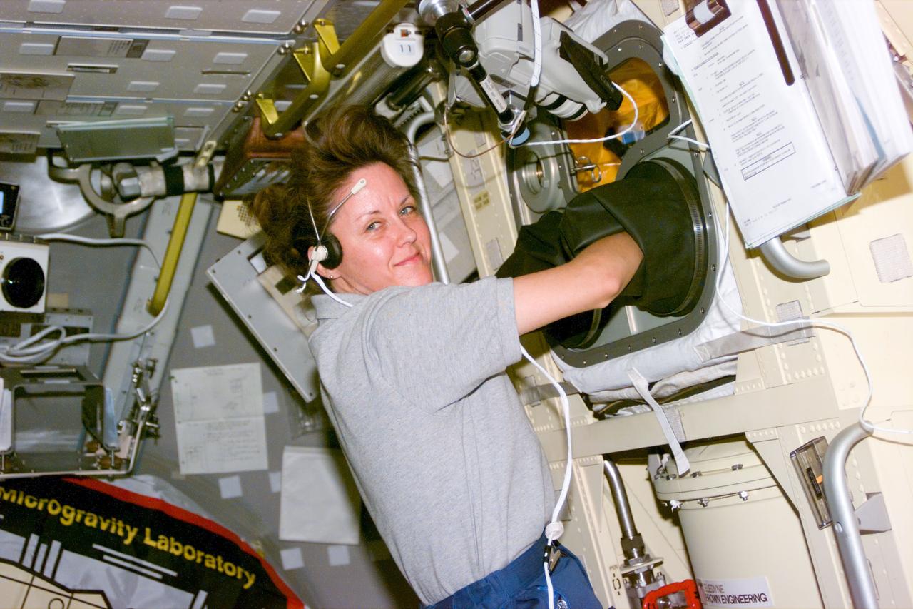 STS073-E-5246 (3 Nov. 1995) --- Astronaut Kathryn C. Thornton, STS-73 payload commander, works in the Glovebox of the science module supporting the U.S. Microgravity Laboratory (USML-2) mission. Five NASA astronauts and two payload specialists are in the last few days of a scheduled 16-day mission. This frame was exposed with the Electronic Still Camera (ESC).