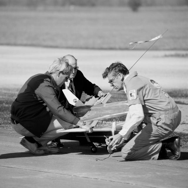 NASA image: TEST - SHUTTLE - MINI-APPROACH & LANDING TEST (ALT) - JSC