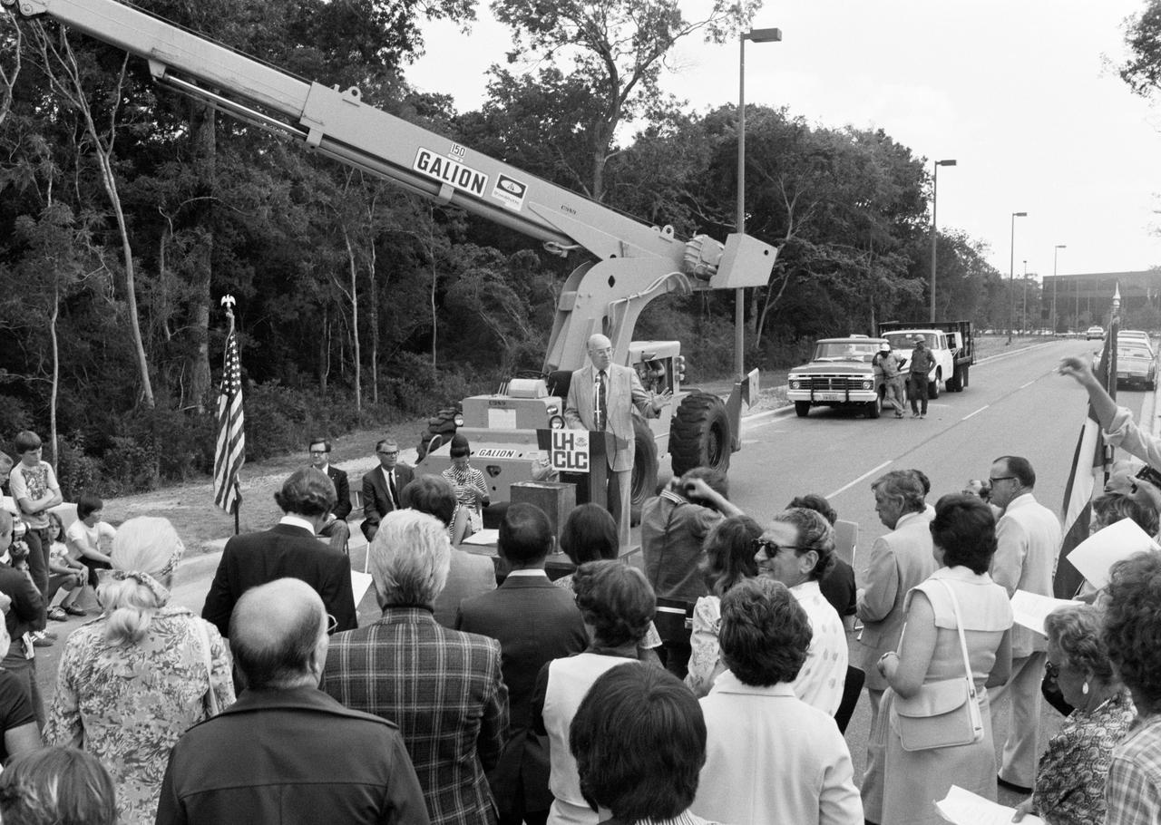 View of NASA/JSC officials and University officials participating in dedication of University of Houston, Clear Lake campus.