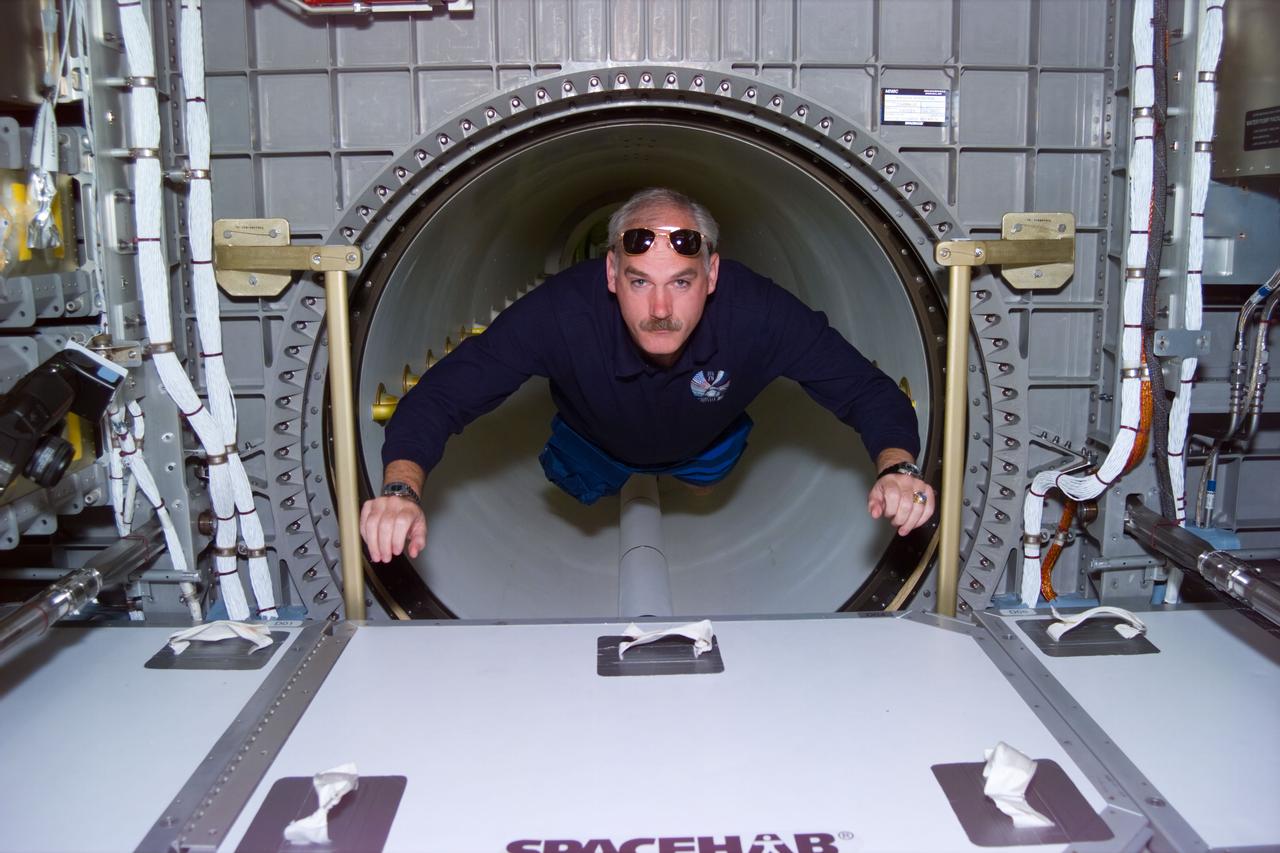 STS79-E-5008 (17 September 1996) --- Astronaut William F. Readdy, mission commander, floats through tunnel into Spacehab Module, onboard the Space Shuttle Atlantis on Flight Day 2.